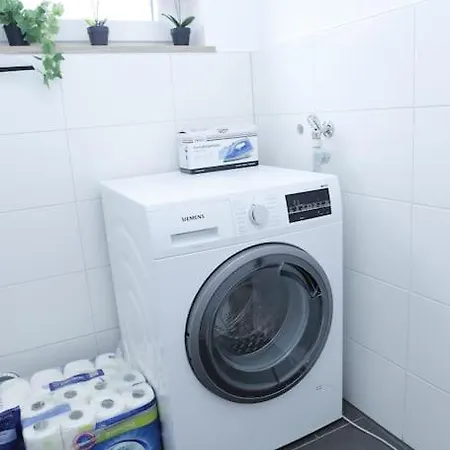 Moderne Einzimmerwohnung Mit Wohnzimmer 아파트 *